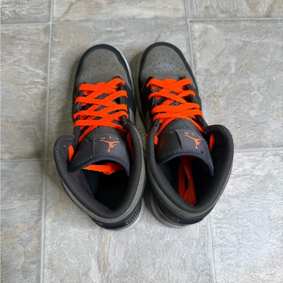 Air Jordan 1 Mid SE Night Stadium GS Shoe Size 6.5Y Grey FQ8341-017 Preowned - Picture 5 of 7